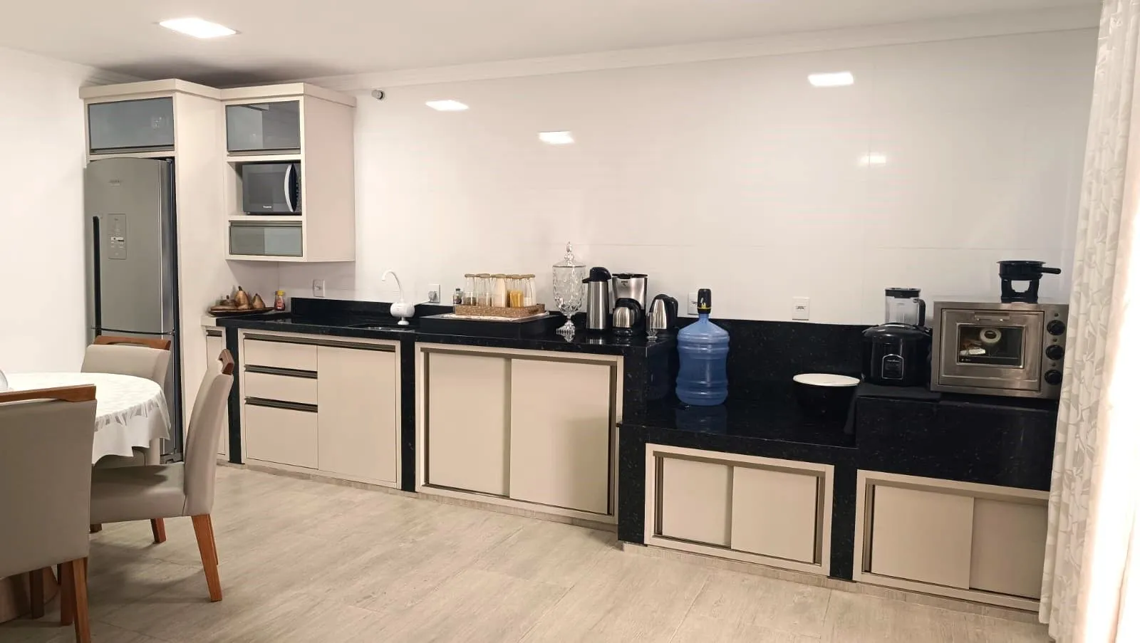 Sobrado de Alto Padrão com 4 Dormitórios e 1 Suíte a 600 m da Praia de Armação, Penha/SC – R$ 1.700.000