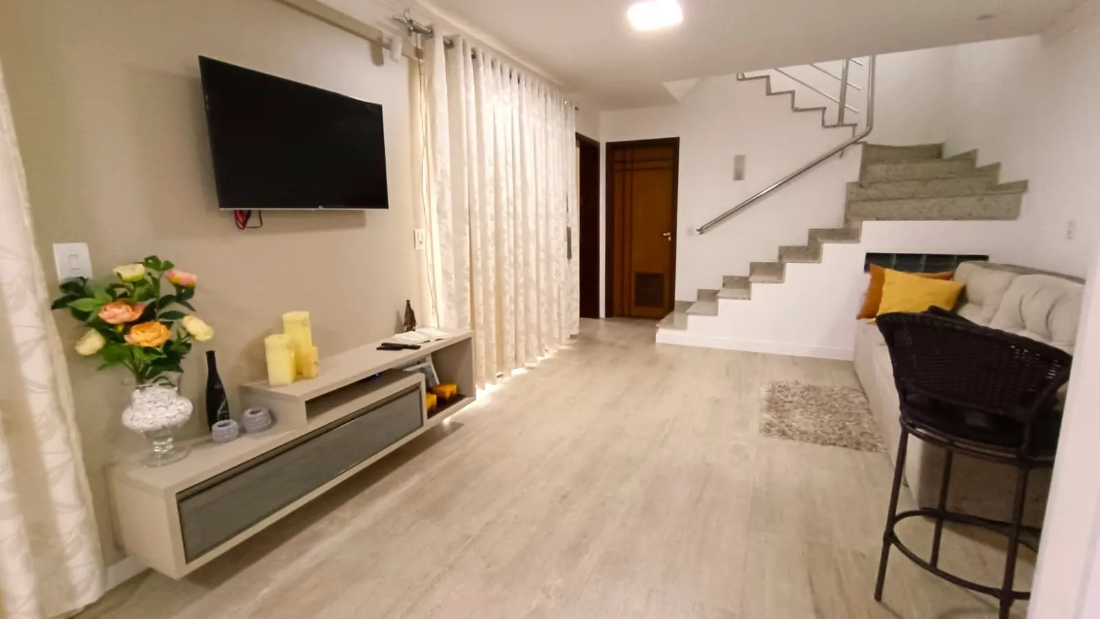 Sobrado de Alto Padrão com 4 Dormitórios e 1 Suíte a 600 m da Praia de Armação, Penha/SC – R$ 1.700.000