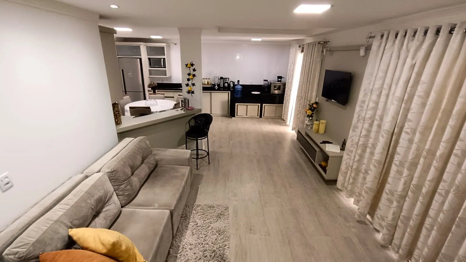 Sobrado de Alto Padrão com 4 Dormitórios e 1 Suíte a 600 m da Praia de Armação, Penha/SC – R$ 1.700.000
