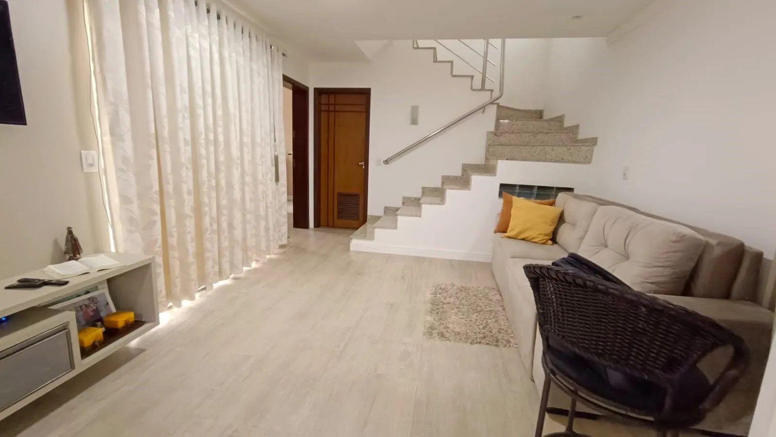 Sobrado de Alto Padrão com 4 Dormitórios e 1 Suíte a 600 m da Praia de Armação, Penha/SC – R$ 1.700.000
