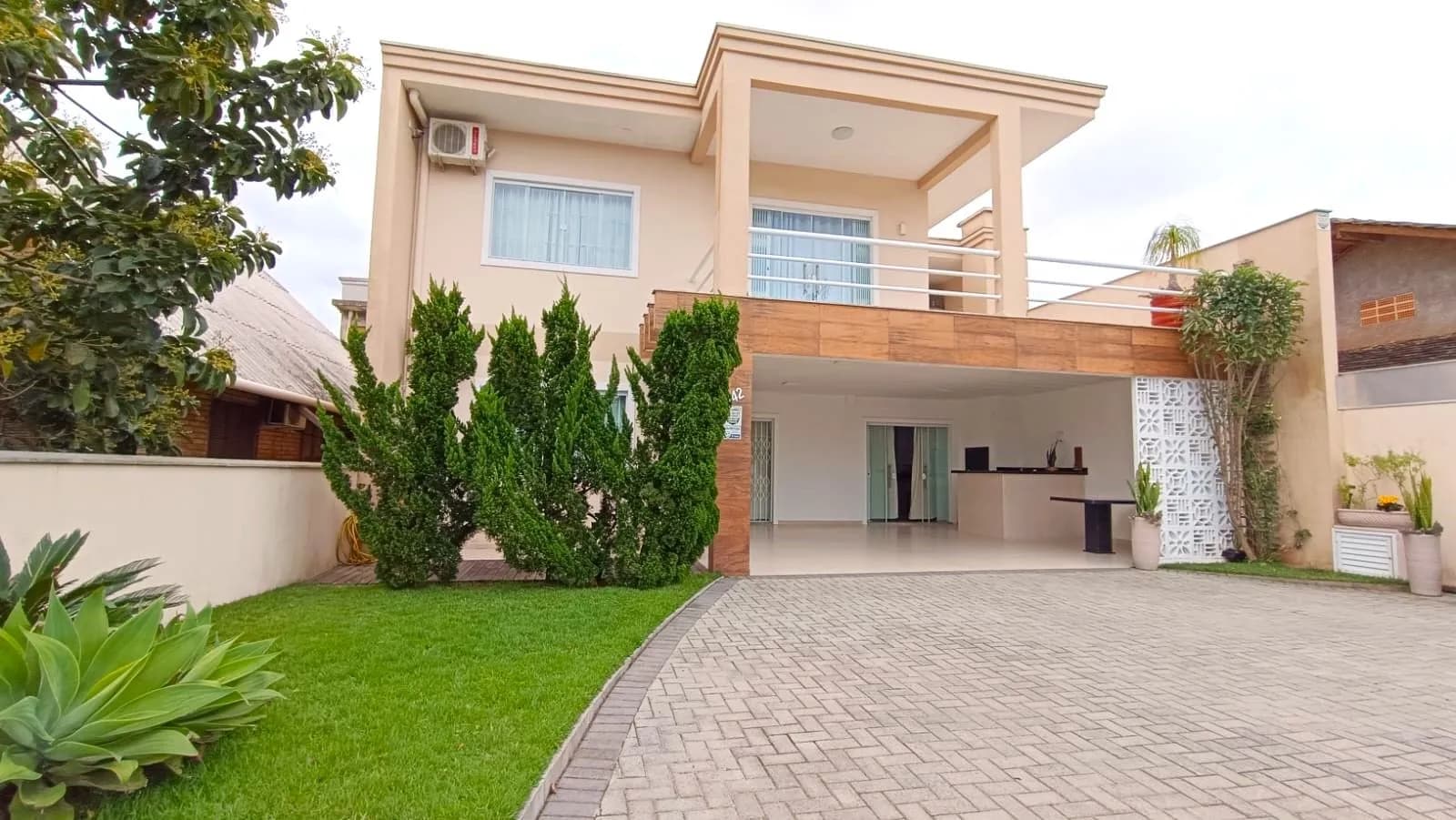 Sobrado de Alto Padrão com 4 Dormitórios e 1 Suíte a 600 m da Praia de Armação, Penha/SC – R$ 1.700.000