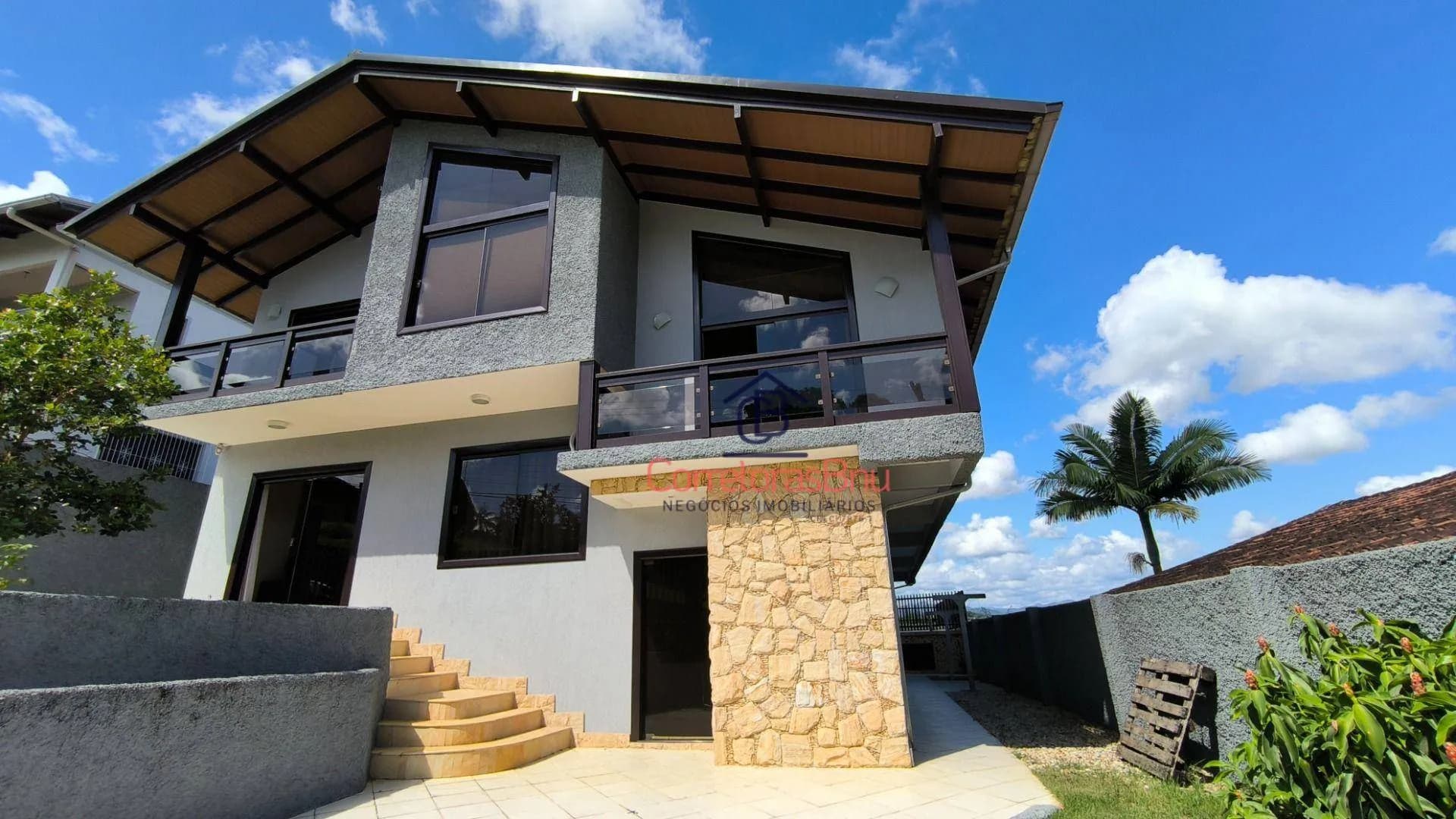 Foto de Casa com 5 dormitórios à venda, 245 m² por R$ 1.100.000,00 - Itoupava Norte - Blumenau/SC