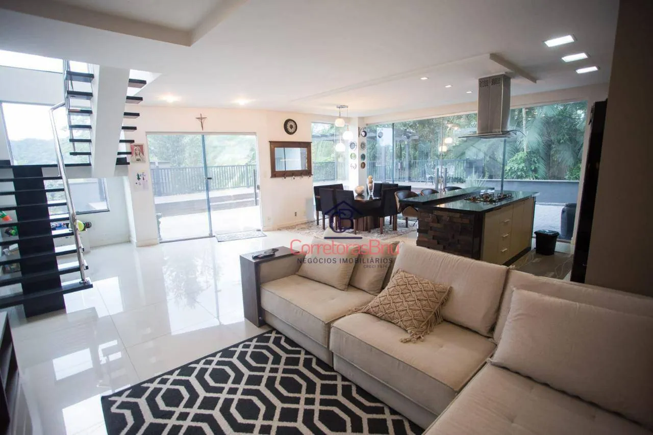 Foto de Casa com 3 dormitórios à venda, 288 m² por R$ 1.484.000,00 - Velha - Blumenau/SC