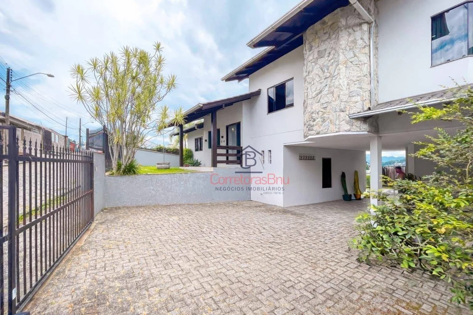 Foto de Casa com 3 dormitórios à venda, 225 m² por R$ 1.100.000,00 - Escola Agrícola - Blumenau/SC