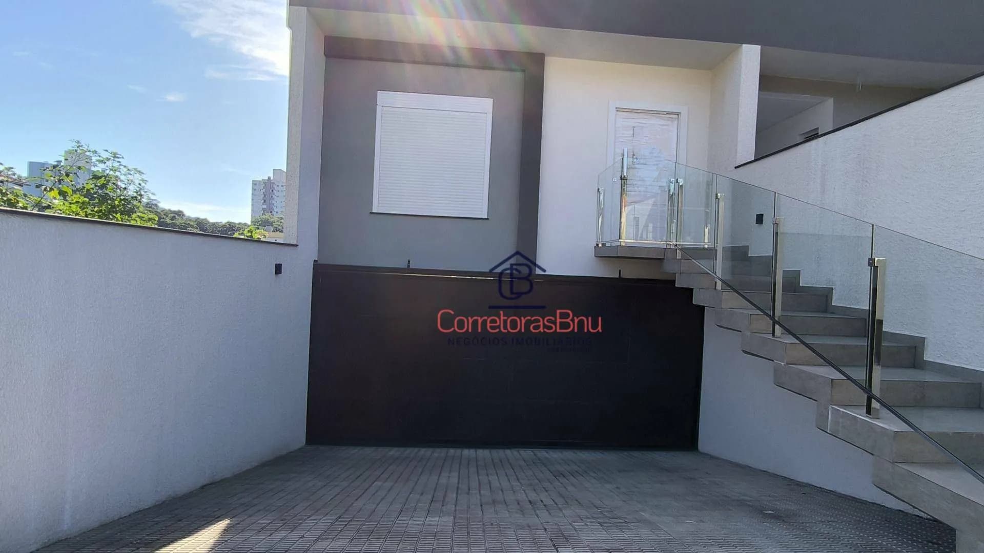 Foto de Sobrado com 3 dormitórios à venda, 263 m² por R$ 1.050.000,00 - Velha - Blumenau/SC